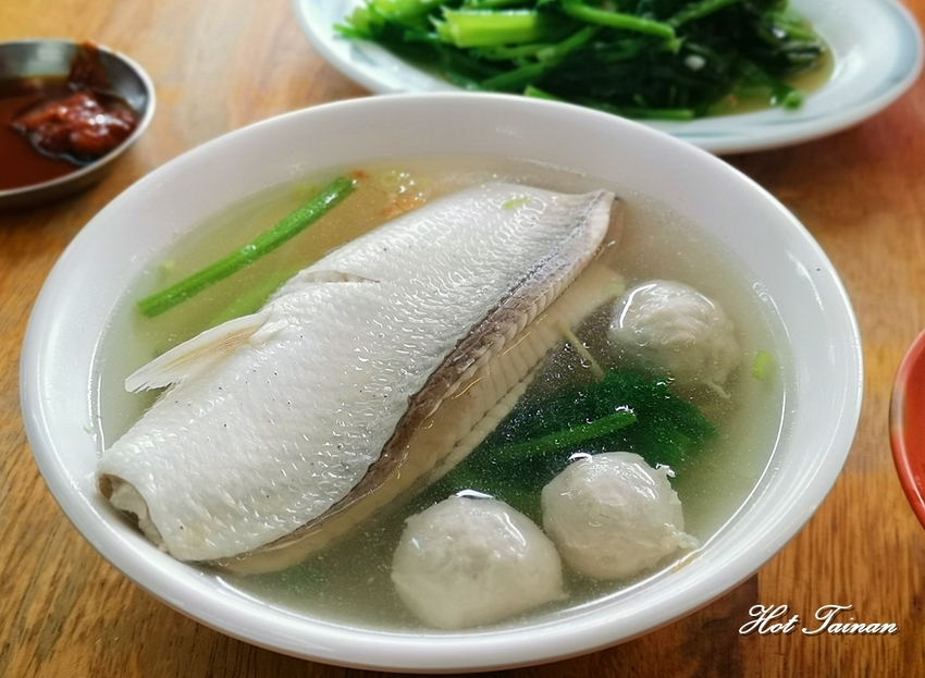 台南在地人的私藏秘店！蒜頭飯必點，不吃會後悔：阿興虱目魚 - 熱血玩台南。跳躍新世界