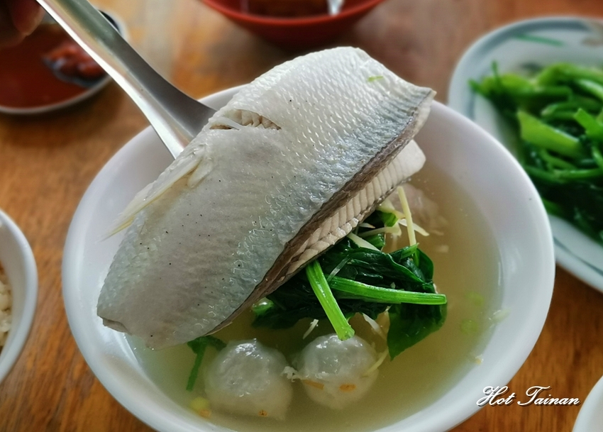 台南在地人的私藏秘店！蒜頭飯必點，不吃會後悔：阿興虱目魚 - 熱血玩台南。跳躍新世界