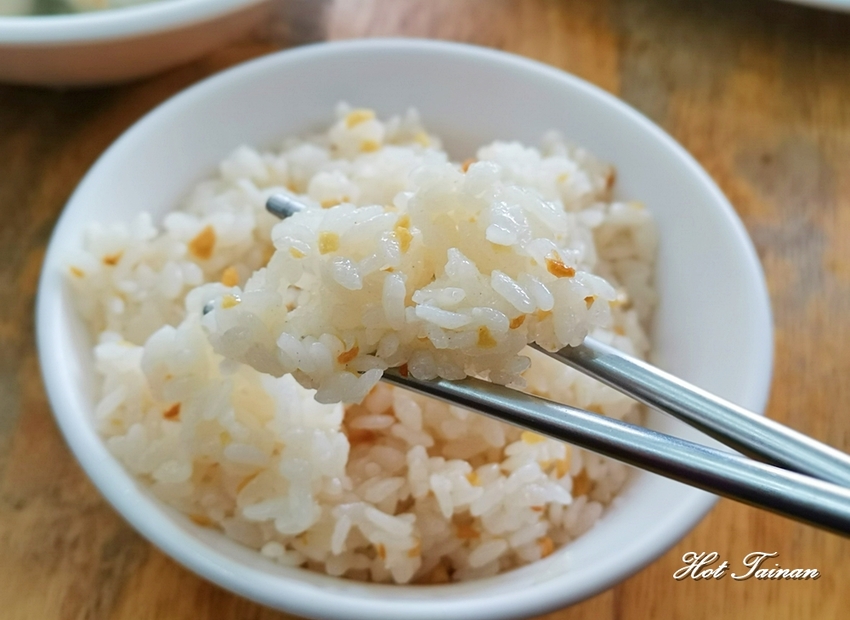 台南在地人的私藏秘店！蒜頭飯必點，不吃會後悔：阿興虱目魚 - 熱血玩台南。跳躍新世界