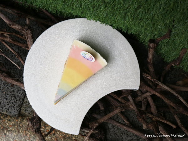 日月手工坊 – SunMoonpatisserie:台中美食│日月手工坊〃台中人氣甜點店!彩虹生乳酪、日月星空,不僅美,價格也超親民~