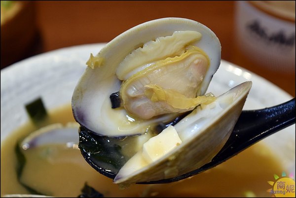 桀壽司(新光店)：台中隱藏版貨櫃屋日本料理。桀壽司新光店。藏身新光三越與大遠百間。丼飯壽司比美食街好吃數倍@商妮吃喝遊樂