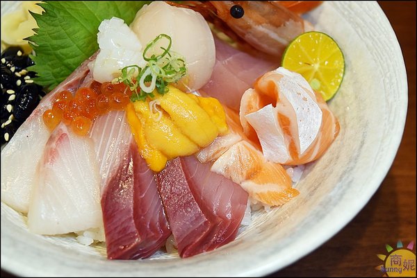 桀壽司(新光店)：台中隱藏版貨櫃屋日本料理。桀壽司新光店。藏身新光三越與大遠百間。丼飯壽司比美食街好吃數倍@商妮吃喝遊樂