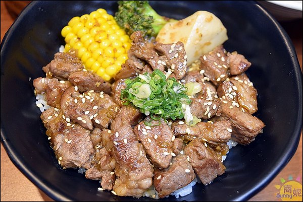 桀壽司(新光店)：台中隱藏版貨櫃屋日本料理。桀壽司新光店。藏身新光三越與大遠百間。丼飯壽司比美食街好吃數倍@商妮吃喝遊樂