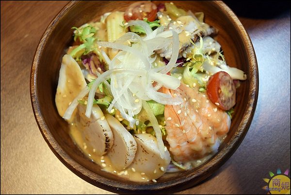 桀壽司(新光店)：台中隱藏版貨櫃屋日本料理。桀壽司新光店。藏身新光三越與大遠百間。丼飯壽司比美食街好吃數倍@商妮吃喝遊樂