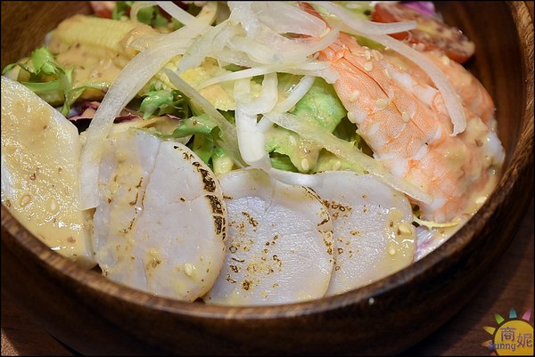 桀壽司(新光店)：台中隱藏版貨櫃屋日本料理。桀壽司新光店。藏身新光三越與大遠百間。丼飯壽司比美食街好吃數倍@商妮吃喝遊樂