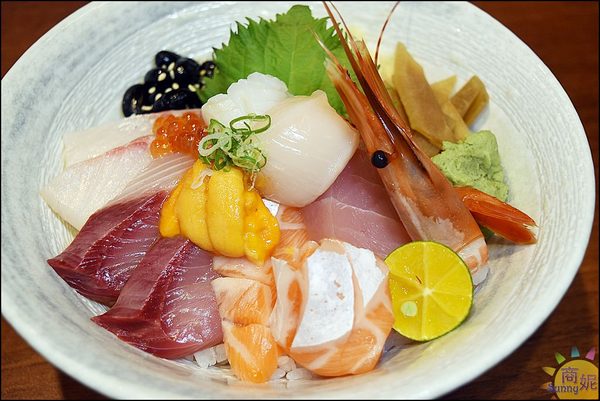 桀壽司(新光店)：台中隱藏版貨櫃屋日本料理。桀壽司新光店。藏身新光三越與大遠百間。丼飯壽司比美食街好吃數倍@商妮吃喝遊樂