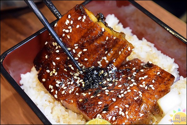 桀壽司(新光店)：台中隱藏版貨櫃屋日本料理。桀壽司新光店。藏身新光三越與大遠百間。丼飯壽司比美食街好吃數倍@商妮吃喝遊樂