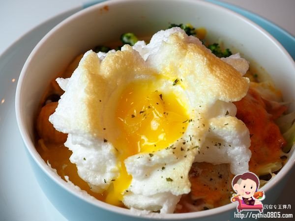 桃園藝文特區美食-有食候。紅豆-打開販賣機進入另一個世界，我在泳池底下悠然的生活著  (邀約) @民宿女王芽月-美食.旅遊.全台趴趴走