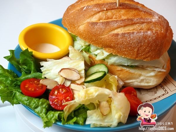 桃園藝文特區美食-有食候。紅豆-打開販賣機進入另一個世界，我在泳池底下悠然的生活著  (邀約) @民宿女王芽月-美食.旅遊.全台趴趴走