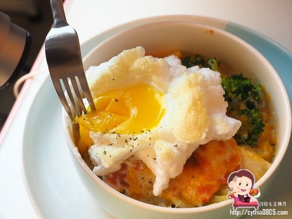 桃園藝文特區美食-有食候。紅豆-打開販賣機進入另一個世界，我在泳池底下悠然的生活著  (邀約) @民宿女王芽月-美食.旅遊.全台趴趴走