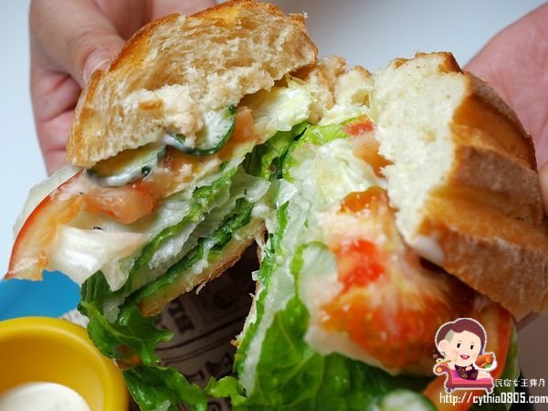 桃園藝文特區美食-有食候。紅豆-打開販賣機進入另一個世界，我在泳池底下悠然的生活著  (邀約) @民宿女王芽月-美食.旅遊.全台趴趴走