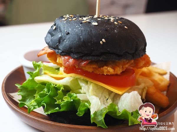 桃園藝文特區美食-有食候。紅豆-打開販賣機進入另一個世界，我在泳池底下悠然的生活著  (邀約) @民宿女王芽月-美食.旅遊.全台趴趴走