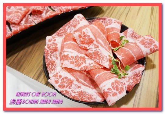 沸騰涮涮鍋（中和）：中和火鍋．超巨大肉盤加上鮮美海物令人吃爽爽──沸騰涮涮鍋