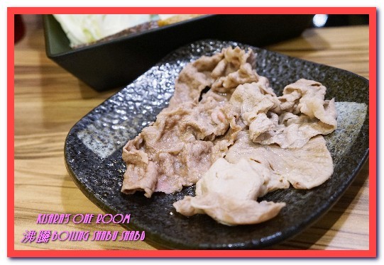 沸騰涮涮鍋（中和）：中和火鍋．超巨大肉盤加上鮮美海物令人吃爽爽──沸騰涮涮鍋