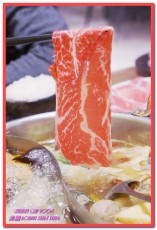 沸騰涮涮鍋（中和）：中和火鍋．超巨大肉盤加上鮮美海物令人吃爽爽──沸騰涮涮鍋
