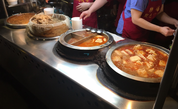【樂華夜市】郭記麻辣臭豆腐│香辣臭豆腐×好滋味油飯,人氣排隊美食