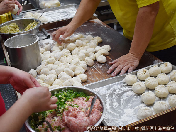 鍾記原上海生煎包06-現做現包.JPG