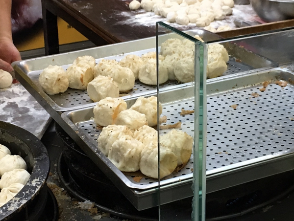 【士林夜市】鍾記原上海生煎包｜士林夜市排隊美食