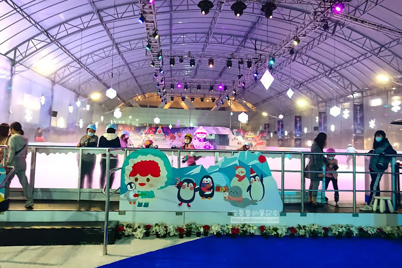 中國信託金融園區戶外滑冰場-免門票,冰鞋護具免費借用,親子一起來滑冰吧!