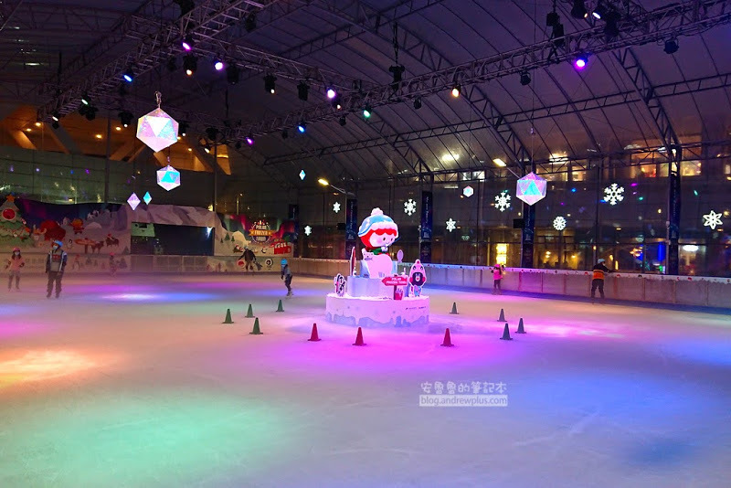 中國信託金融園區戶外滑冰場-免門票,冰鞋護具免費借用,親子一起來滑冰吧!