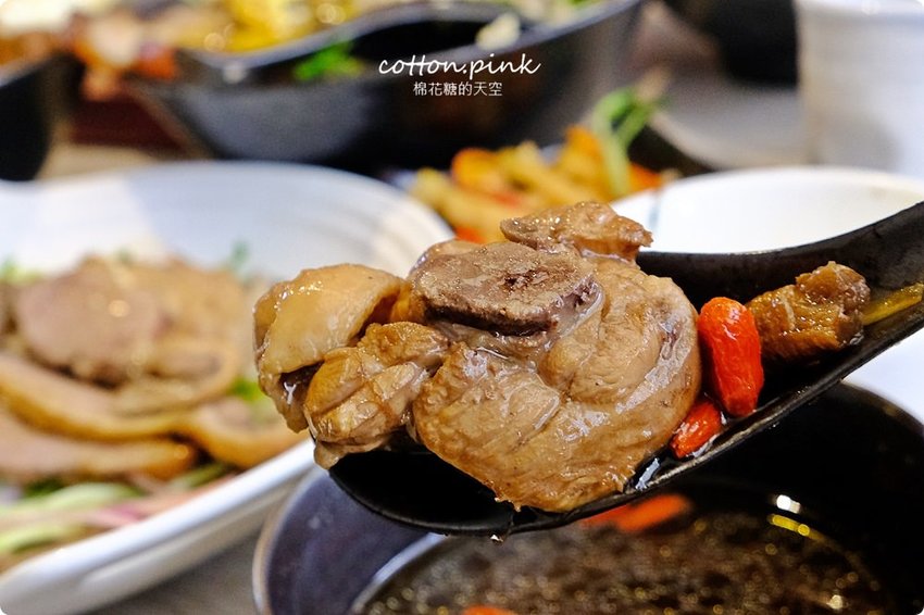 全台唯一鹹豬肉蓋飯在台中！平日午間限定，棗點子點餐就送紅棗茶免費喝到飽！