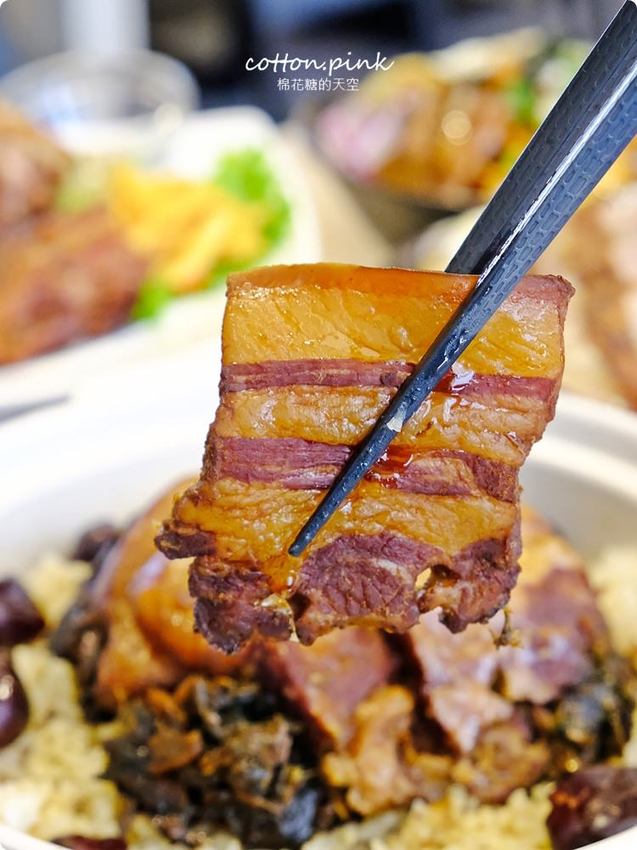 全台唯一鹹豬肉蓋飯在台中！平日午間限定，棗點子點餐就送紅棗茶免費喝到飽！