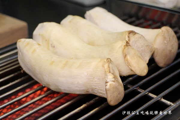 火焰かえん杏鮑菇：饒河夜市美食/小吃『火焰かえん杏鮑菇』烤杏鮑菇/捷運松山站美食