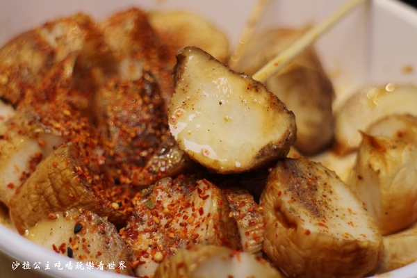 火焰かえん杏鮑菇：饒河夜市美食/小吃『火焰かえん杏鮑菇』烤杏鮑菇/捷運松山站美食