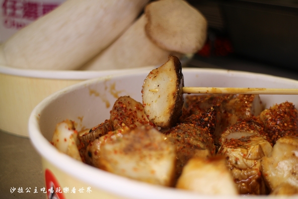 火焰かえん杏鮑菇：饒河夜市美食/小吃『火焰かえん杏鮑菇』烤杏鮑菇/捷運松山站美食