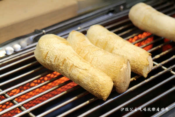 火焰かえん杏鮑菇：饒河夜市美食/小吃『火焰かえん杏鮑菇』烤杏鮑菇/捷運松山站美食