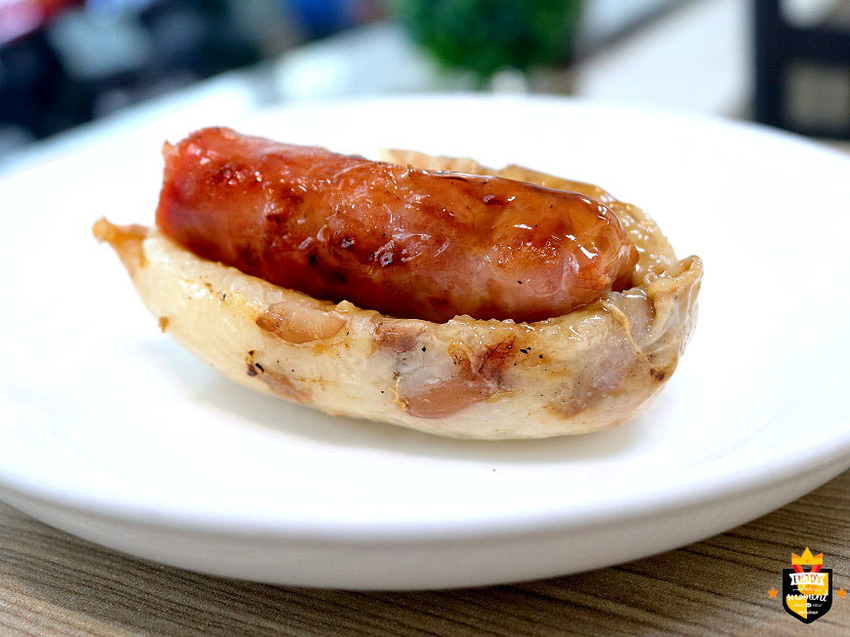 台南大腸包小腸／無店名無招牌行動餐車／木炭烘烤飄香30多年／每日限量下午才營業／銅板美食CP值高／在地人下午茶就愛這一味