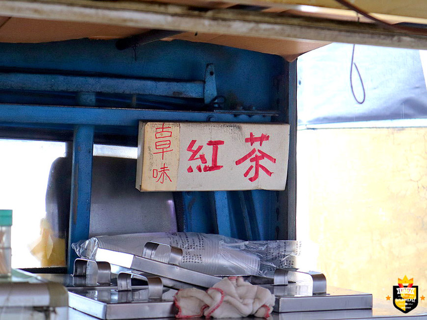 台南大腸包小腸／無店名無招牌行動餐車／木炭烘烤飄香30多年／每日限量下午才營業／銅板美食CP值高／在地人下午茶就愛這一味