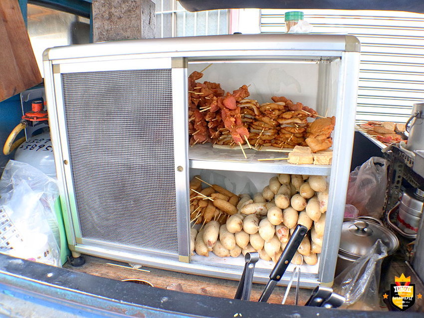 台南大腸包小腸／無店名無招牌行動餐車／木炭烘烤飄香30多年／每日限量下午才營業／銅板美食CP值高／在地人下午茶就愛這一味