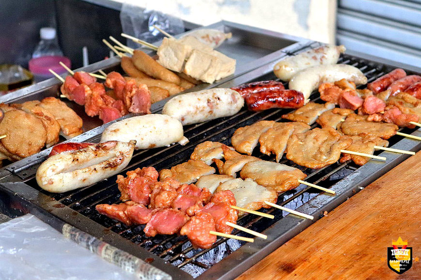 台南大腸包小腸／無店名無招牌行動餐車／木炭烘烤飄香30多年／每日限量下午才營業／銅板美食CP值高／在地人下午茶就愛這一味