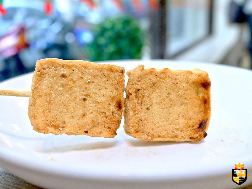 台南大腸包小腸／無店名無招牌行動餐車／木炭烘烤飄香30多年／每日限量下午才營業／銅板美食CP值高／在地人下午茶就愛這一味