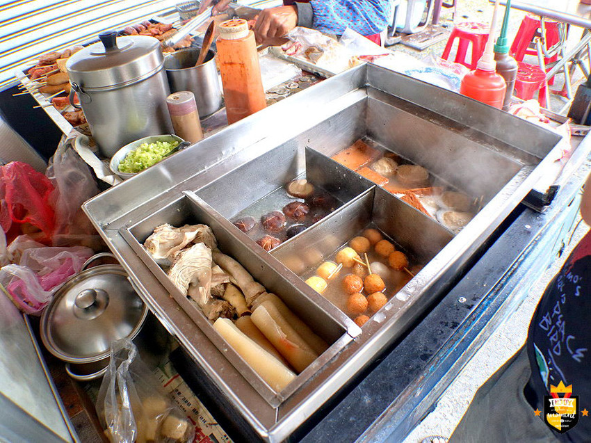 台南大腸包小腸／無店名無招牌行動餐車／木炭烘烤飄香30多年／每日限量下午才營業／銅板美食CP值高／在地人下午茶就愛這一味