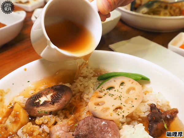 咖哩厚：Offer curries 咖哩厚，台灣茶咖哩專賣，咖哩散發著淡淡台灣茶香！