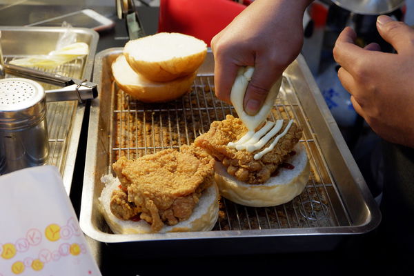 【食記】台中・大雅|不加生菜又客製化口味的漢堡哪裡找?各種醬料自由搭配找到屬於自己的口味・肯尼美式炸雞中清總店・附菜單