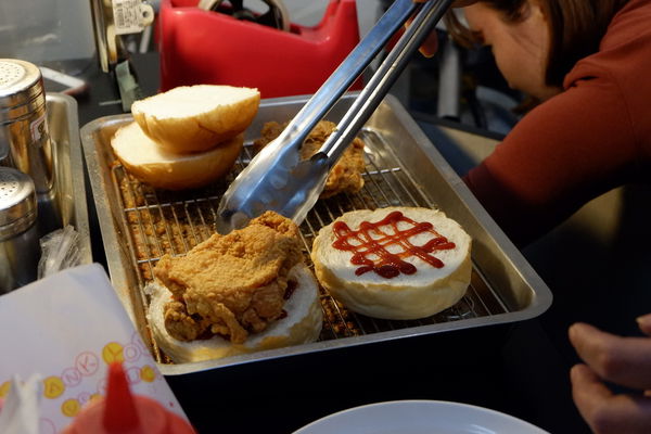 【食記】台中・大雅|不加生菜又客製化口味的漢堡哪裡找?各種醬料自由搭配找到屬於自己的口味・肯尼美式炸雞中清總店・附菜單