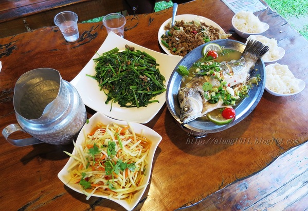 泰國南洋風高腳屋咖啡：三碗豬腳(台)!!!   ..南洋風高腳屋