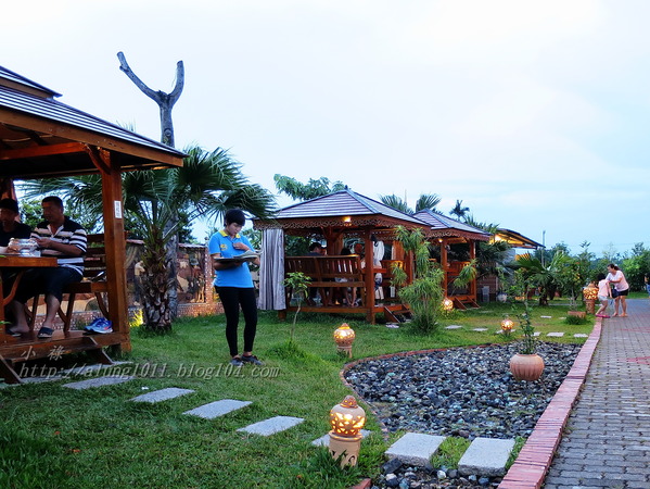 泰國南洋風高腳屋咖啡：三碗豬腳(台)!!!   ..南洋風高腳屋