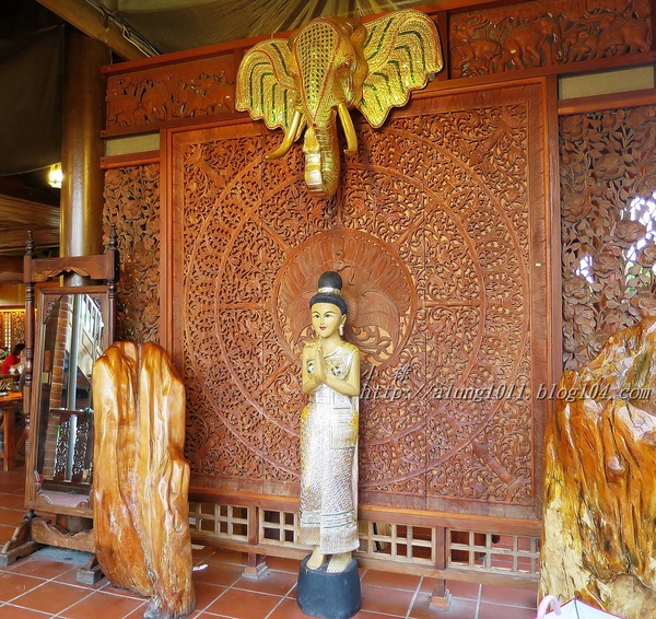 泰國南洋風高腳屋咖啡：三碗豬腳(台)!!!   ..南洋風高腳屋