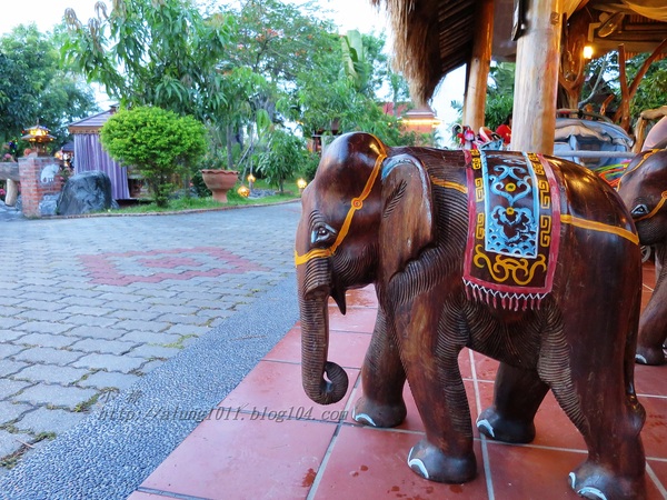 泰國南洋風高腳屋咖啡：三碗豬腳(台)!!!   ..南洋風高腳屋