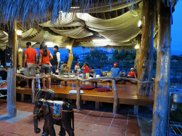 泰國南洋風高腳屋咖啡：三碗豬腳(台)!!!   ..南洋風高腳屋