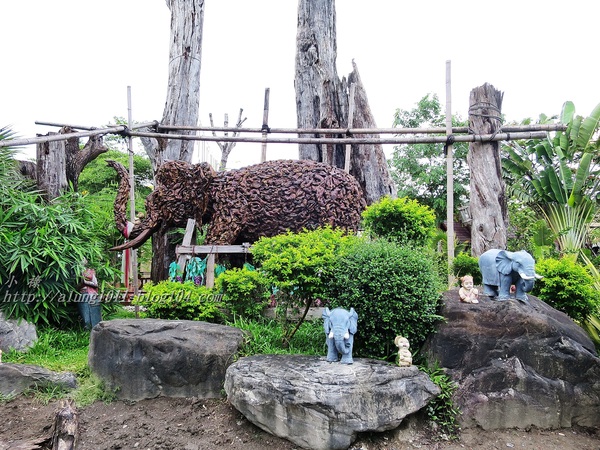 泰國南洋風高腳屋咖啡：三碗豬腳(台)!!!   ..南洋風高腳屋