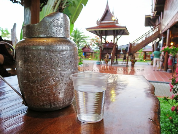 泰國南洋風高腳屋咖啡：三碗豬腳(台)!!!   ..南洋風高腳屋