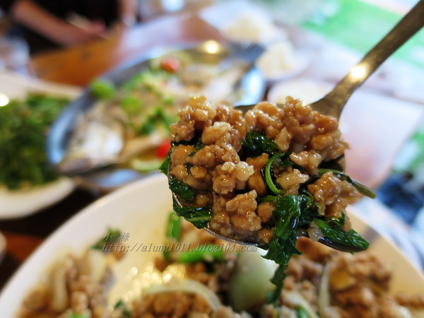 泰國南洋風高腳屋咖啡：三碗豬腳(台)!!!   ..南洋風高腳屋