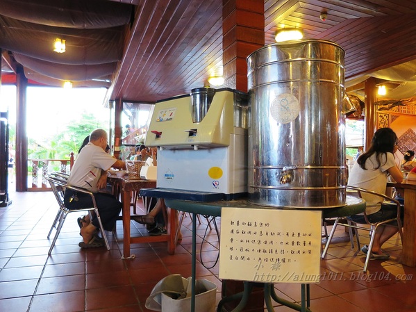 泰國南洋風高腳屋咖啡：三碗豬腳(台)!!!   ..南洋風高腳屋