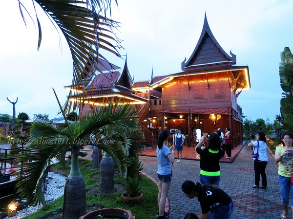 泰國南洋風高腳屋咖啡：三碗豬腳(台)!!!   ..南洋風高腳屋