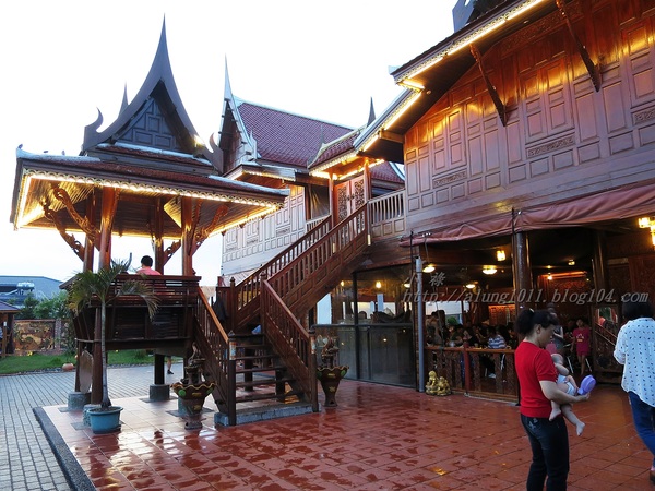 泰國南洋風高腳屋咖啡：三碗豬腳(台)!!!   ..南洋風高腳屋